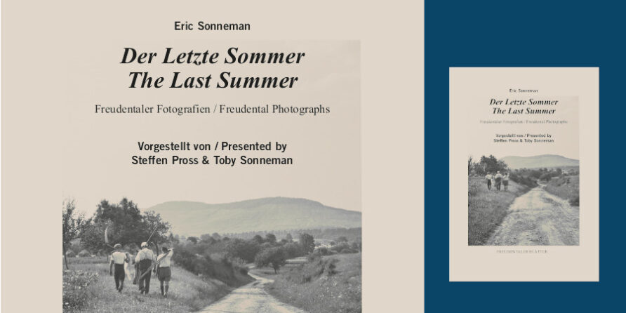 Cover von Der Letzte Sommer mit s/w-Foto: Menschen auf Landweg, Hügel und Bäume im Hintergrund.