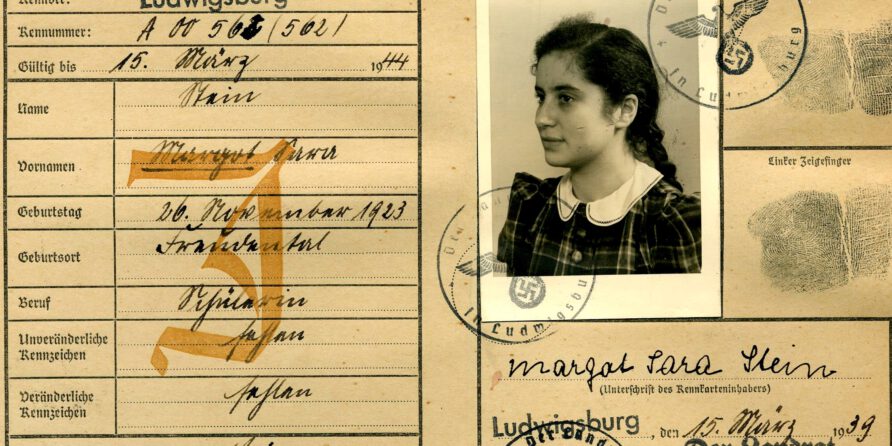Deutscher Ausweis von 1944 mit Handschrift, Stempeln und Foto einer jungen Frau im karierten Kleid.