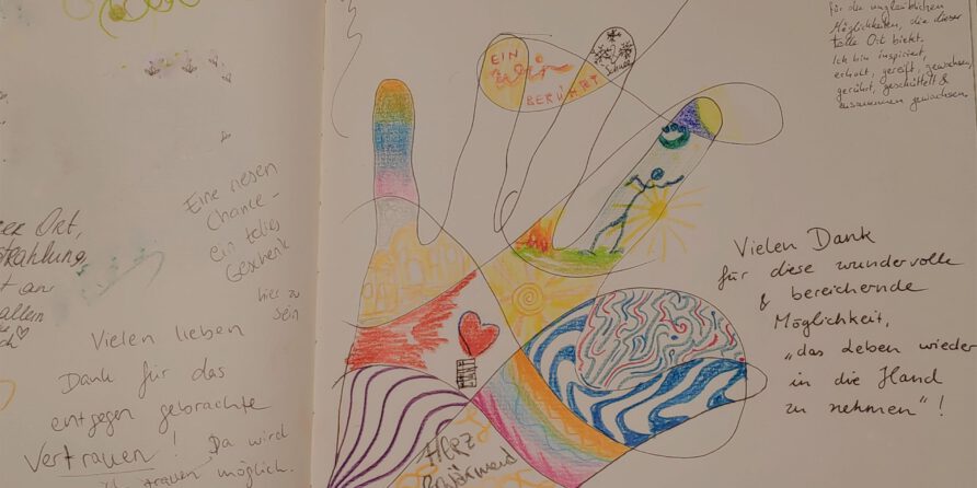 Bunte, gemusterte Handzeichnung mit Happy Christmas und umgebenden Dankesbotschaften auf Deutsch.