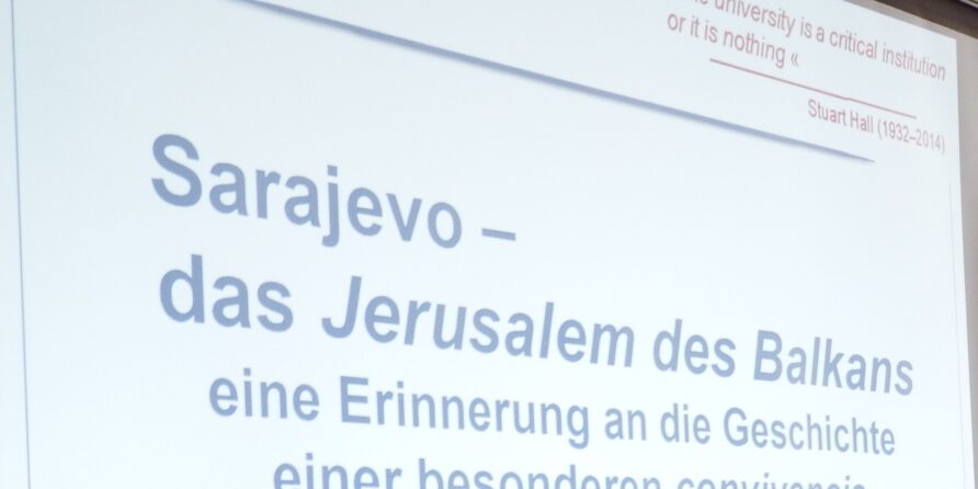 Auf der Folie steht: „Sarajevo – das Jerusalem des Balkans...“. Oben ein englisches Unizitat.