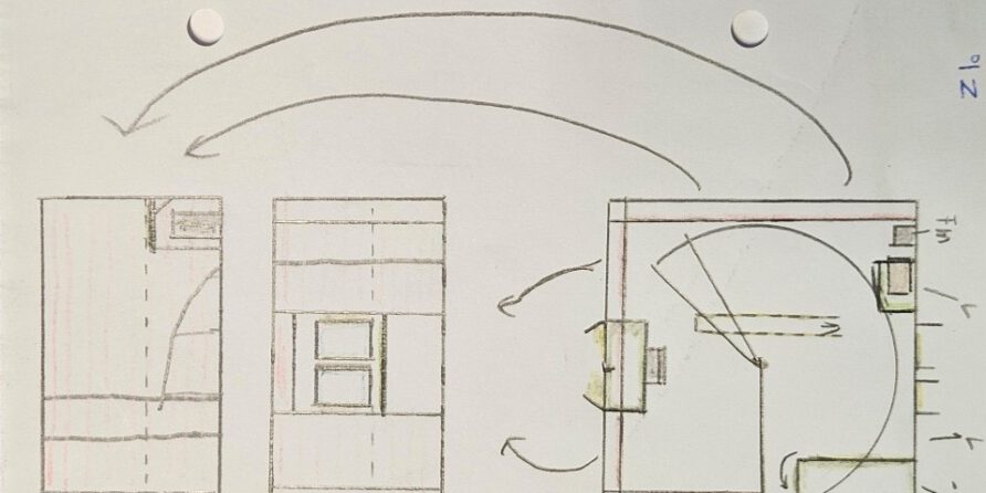 Architektonische Skizzen mit drei Ansichten eines Raums, Pfeilen und zwei runden Magneten oben.