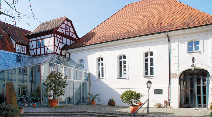 Außenansicht der ehemaligen Synagoge in Freudental mit modernem Glasvorbau.
