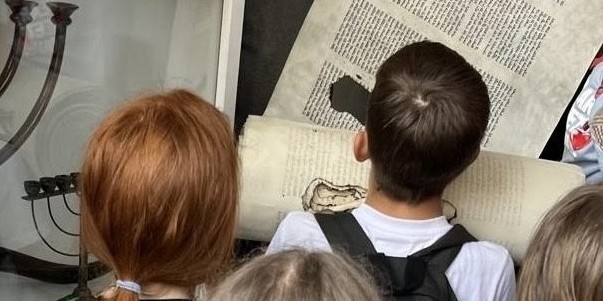 Kinder betrachten die Tora-Rolle